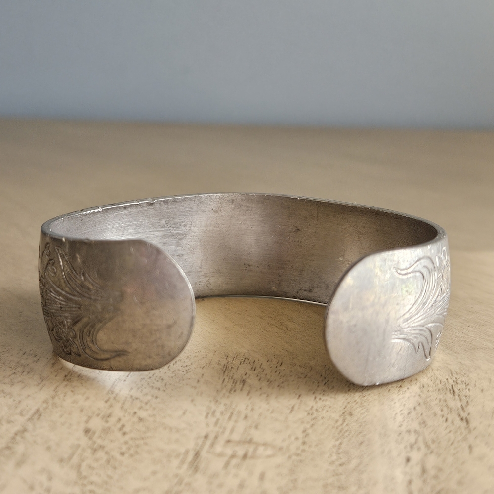 Vintage Wide Cuff Floral Engraved Bracelet Signed Narcissus 900-12 Kirk Pewter - Picture 4 of 10